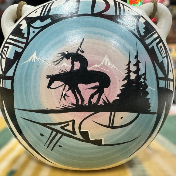 Southwest Native Artist Signed Inez Pottery Wall Hanging Canteen Vase - Picture 2 of 10